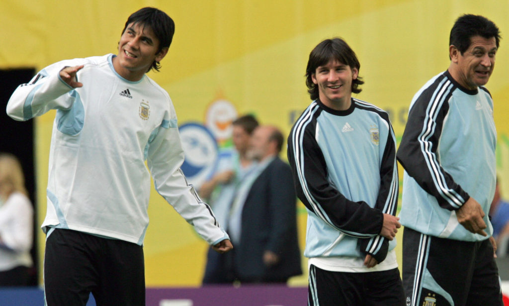 Argentine forward Lionel Messi (C) and a